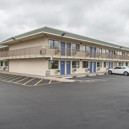 Motel 6 Kansas City, Mo - Airport Exterior foto