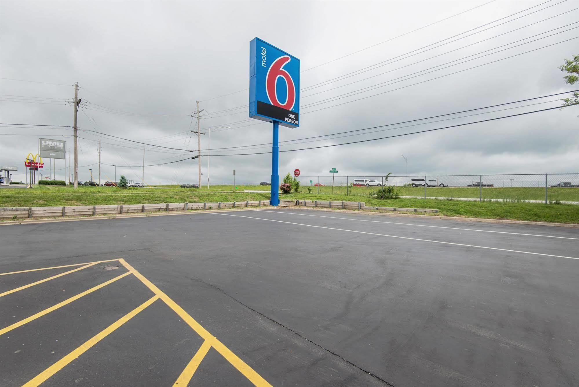 Motel 6 Kansas City, Mo - Airport Exterior foto