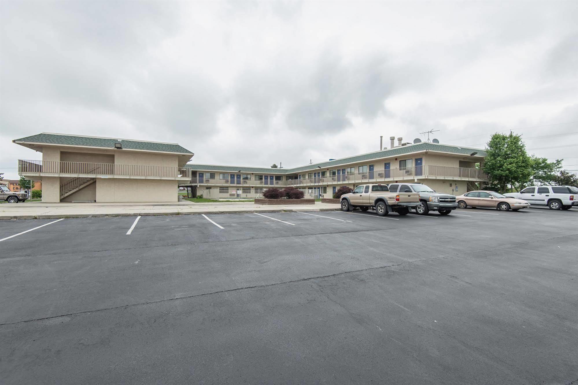 Motel 6 Kansas City, Mo - Airport Exterior foto