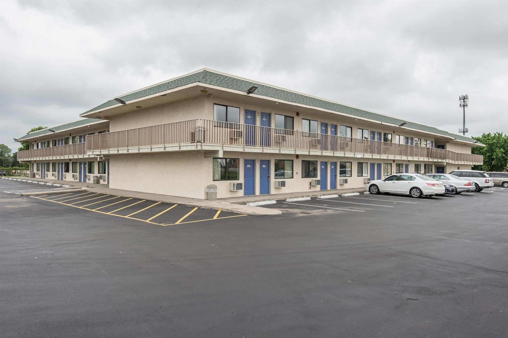 Motel 6 Kansas City, Mo - Airport Exterior foto