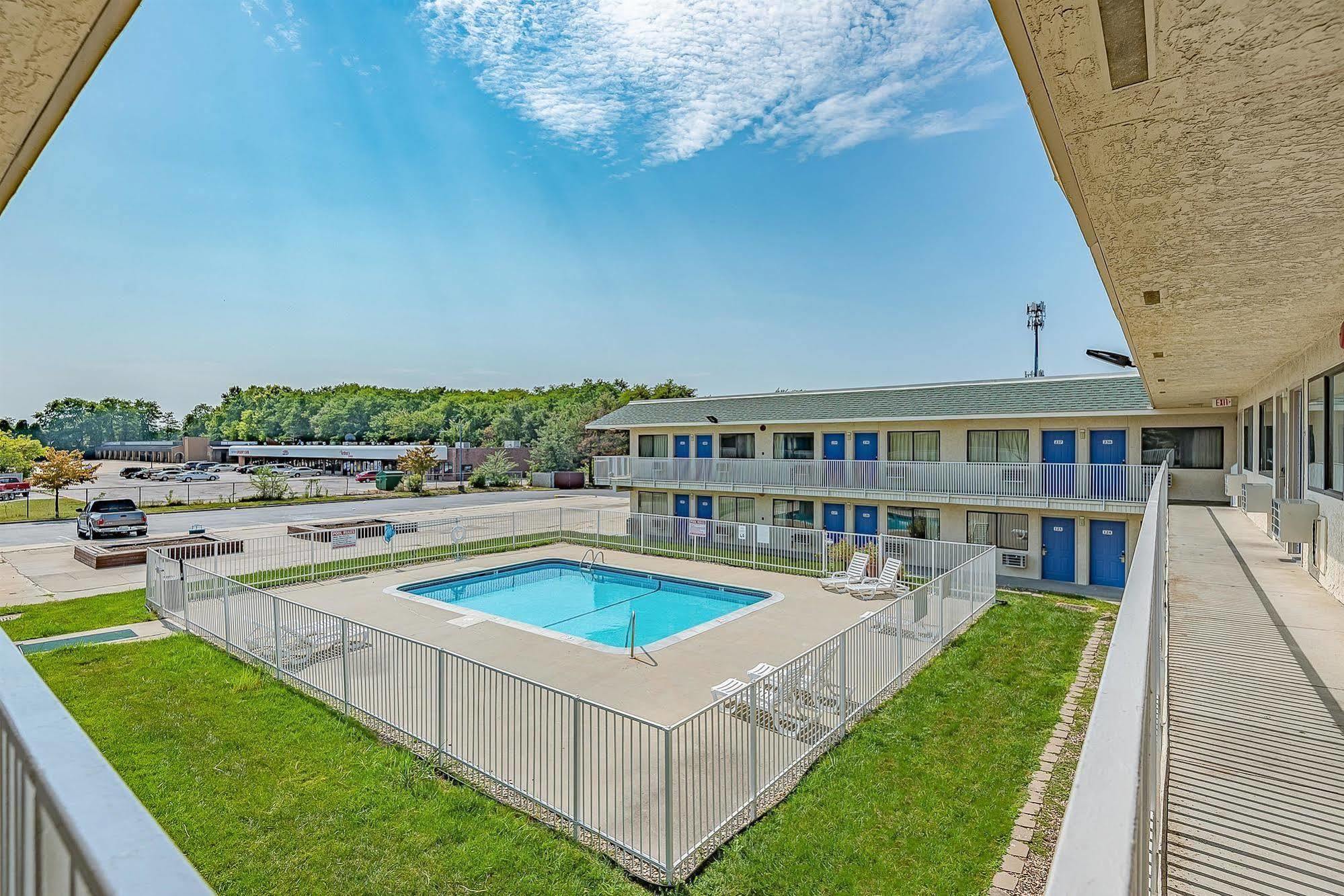 Motel 6 Kansas City, Mo - Airport Exterior foto